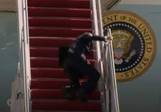 biden letadlo schody