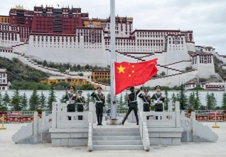 Chinese-flag-in-Lhasa.jpeg