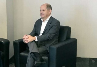olaf scholz kreslo