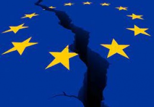 vlajka eu trhlina