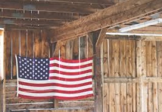 vlajka usa ve stodole 